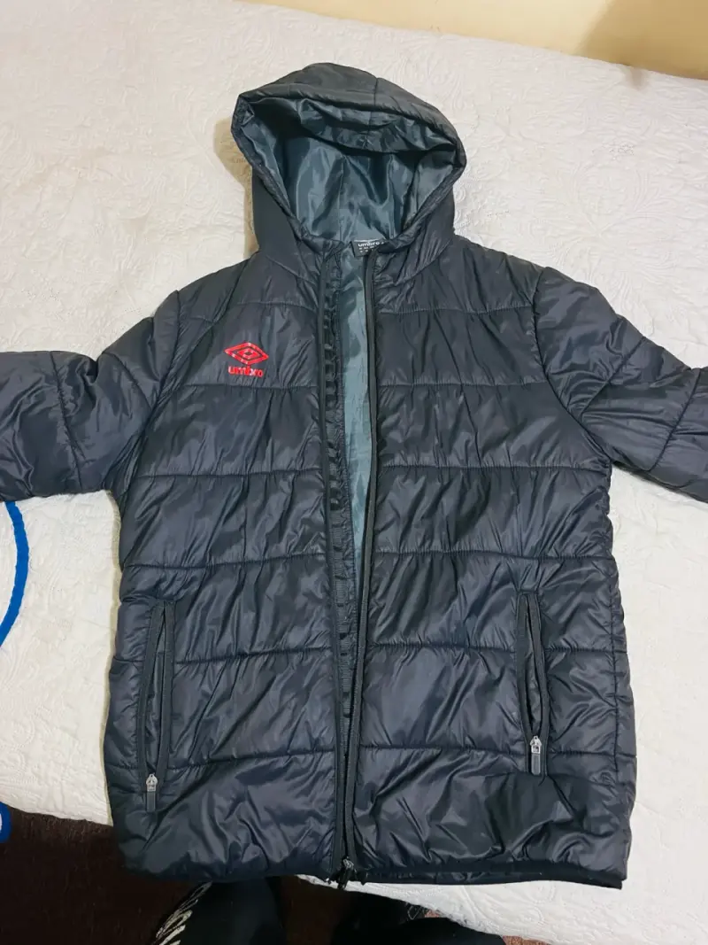 Chaqueta acolchada Umbro con capucha negra - 1