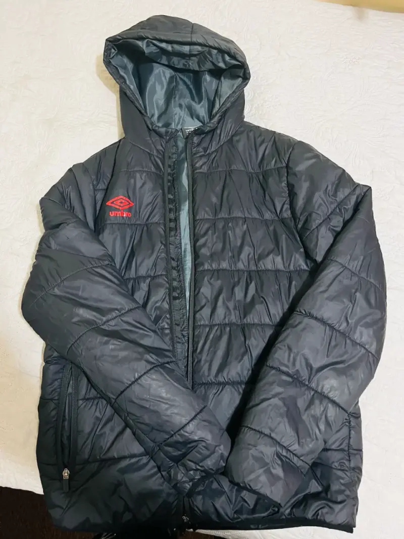 Chaqueta acolchada Umbro con capucha negra - 2