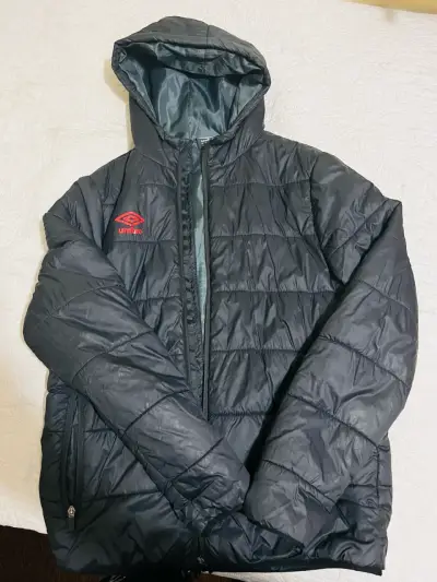 Chaqueta acolchada Umbro con capucha negra - miniatura 2