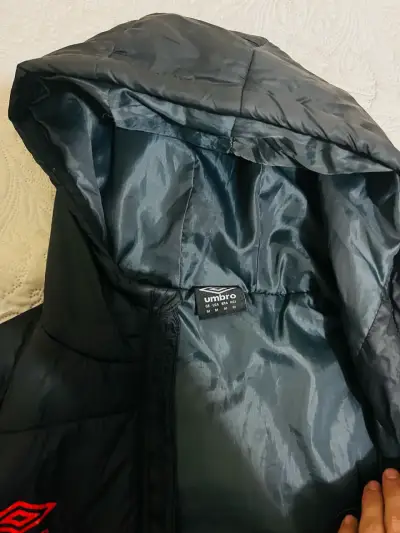 Chaqueta acolchada Umbro con capucha negra - miniatura 3