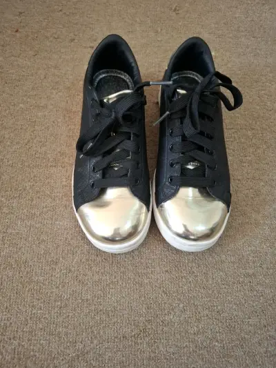 Zapatillas negras con punta metálica dorada - miniatura 1