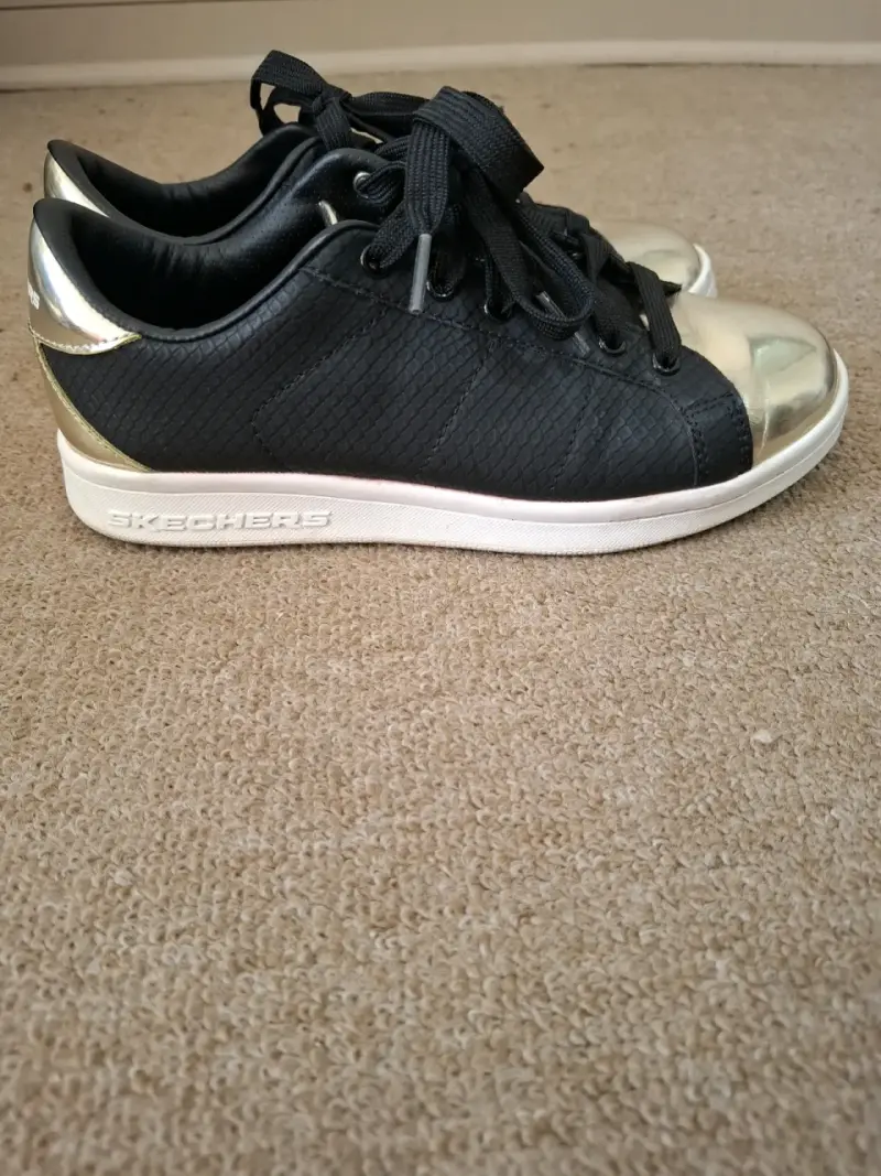 Zapatillas negras con punta metálica dorada - 2