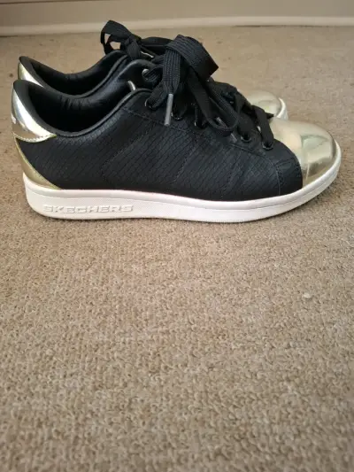 Zapatillas negras con punta metálica dorada - miniatura 2