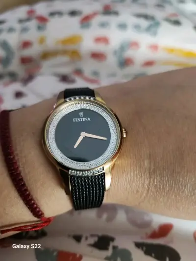 Reloj Festina dorado con correa negra - miniatura 1