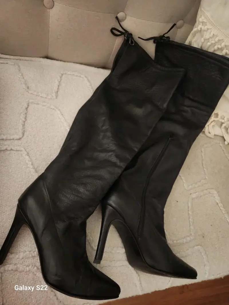 Botas negras de cuero con tacón alto - 1