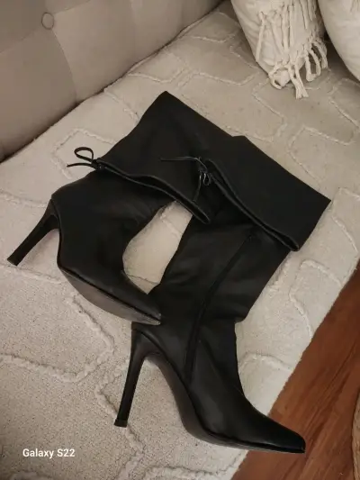 Botas negras de cuero con tacón alto - miniatura 2