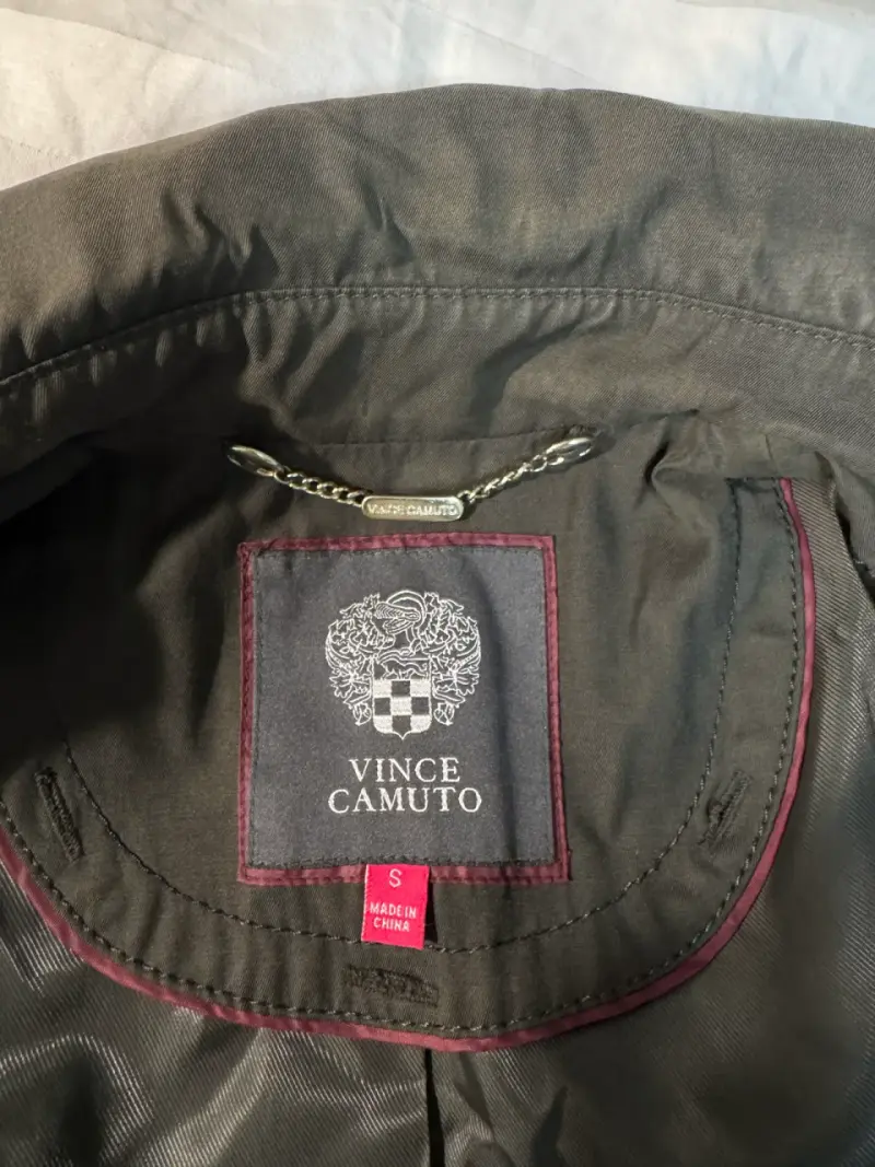 Abrigo Vince Camuto con detalles dorados - 5