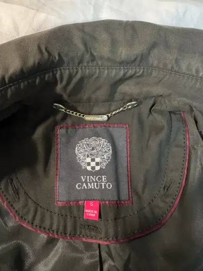 Abrigo Vince Camuto con detalles dorados - miniatura 5