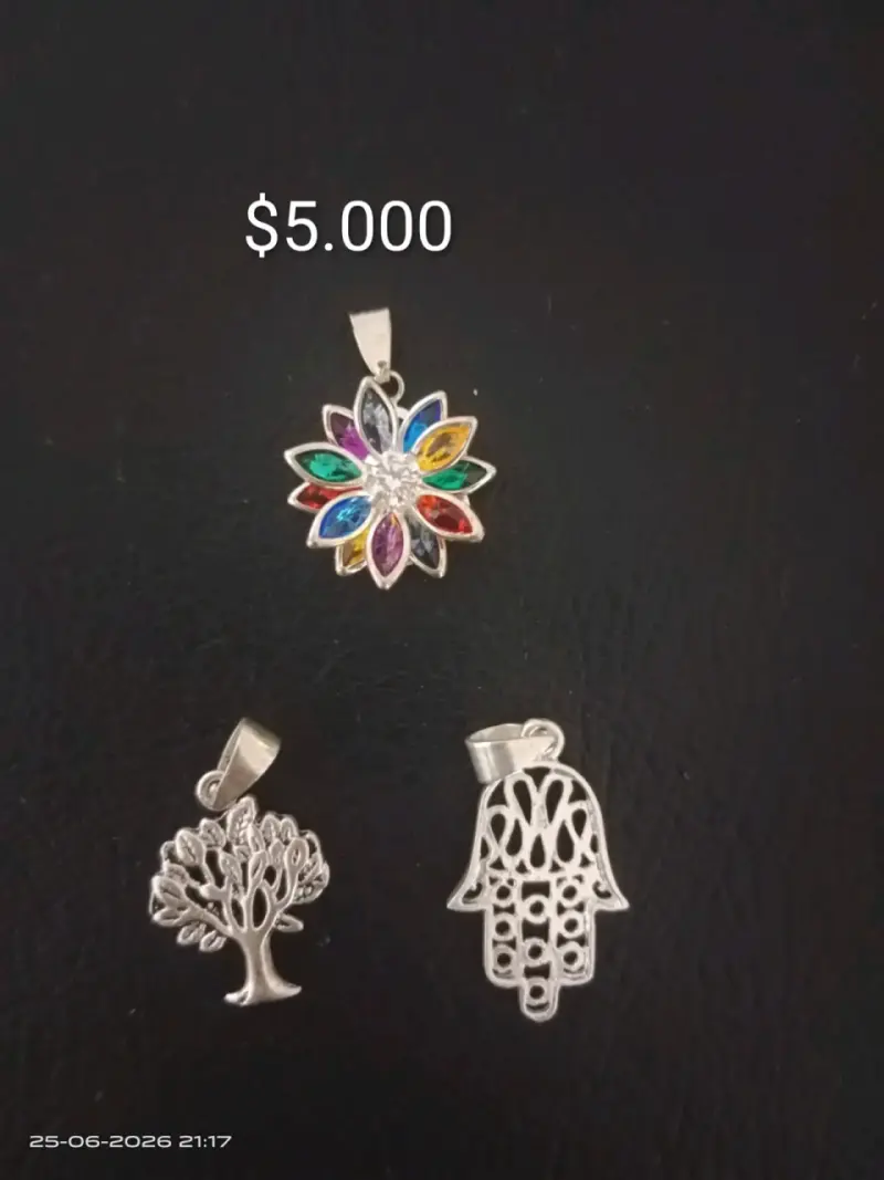 Colgantes de plata con diseños variados