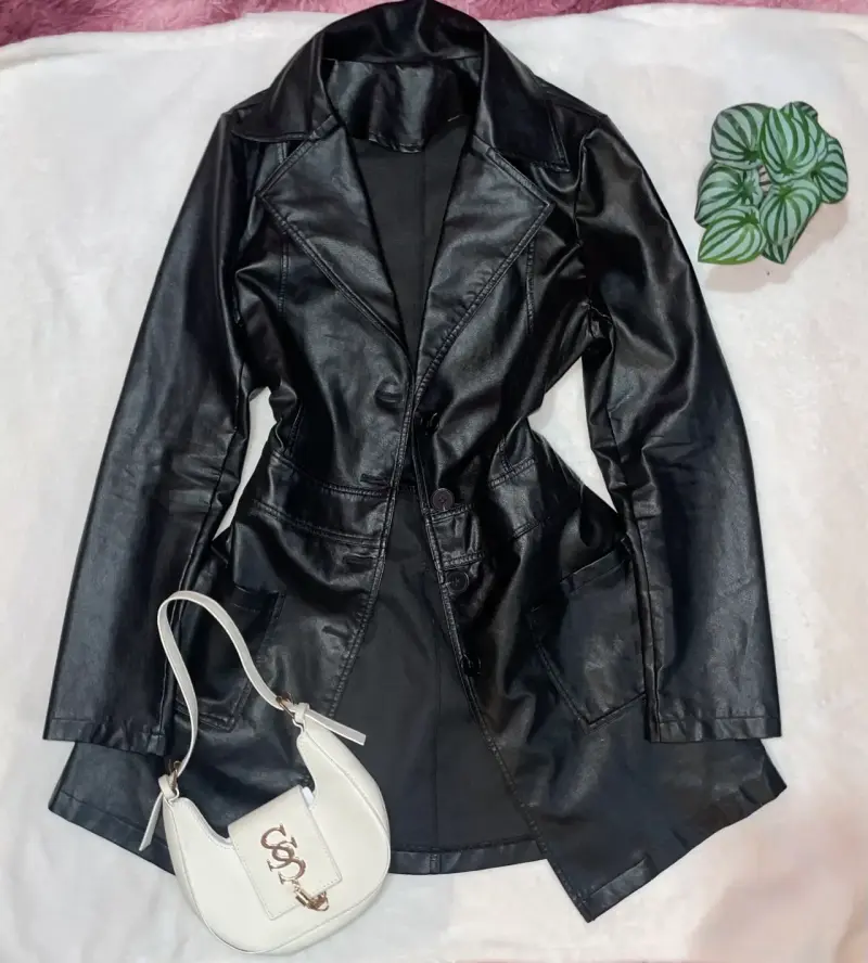 Abrigo de cuero negro elegante para mujer