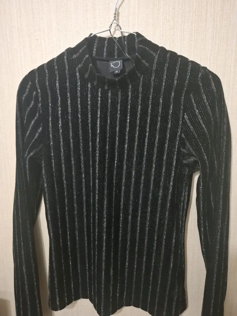 Polera de terciopelo negro con rayas brillantes - 1