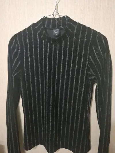 Polera de terciopelo negro con rayas brillantes - miniatura 1