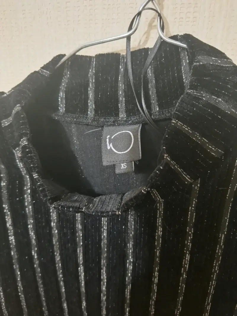 Polera de terciopelo negro con rayas brillantes - 2
