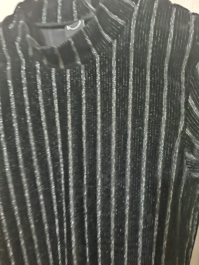 Polera de terciopelo negro con rayas brillantes - 3
