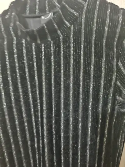 Polera de terciopelo negro con rayas brillantes - miniatura 3