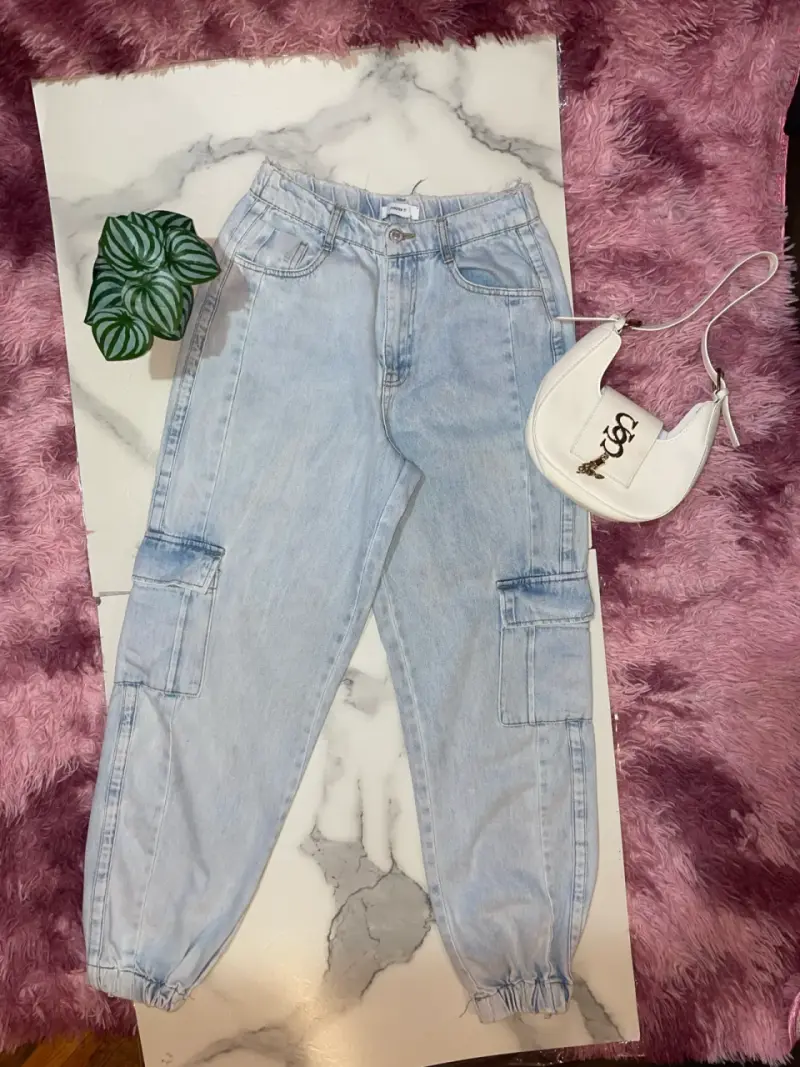 Jeans cargo celestes para mujer - 1