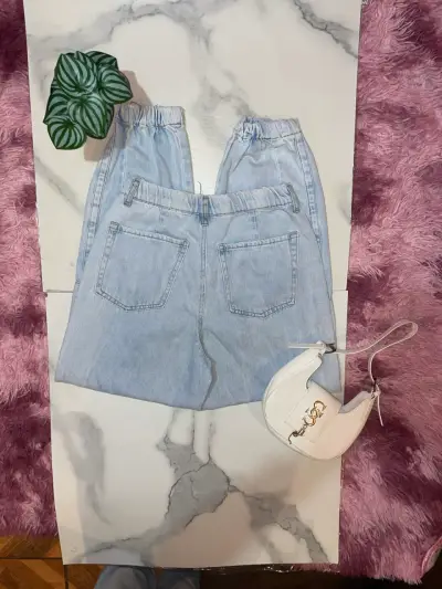 Jeans cargo celestes para mujer - miniatura 2