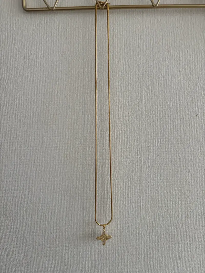 Collar dorado con colgante de estrella - 1