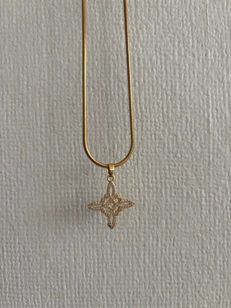 Collar dorado con colgante de estrella - 2