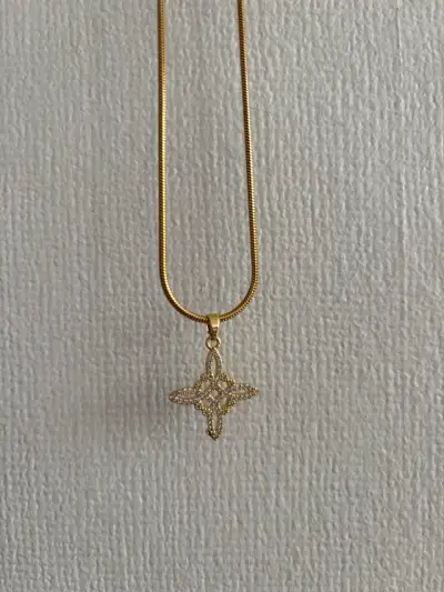 Collar dorado con colgante de estrella - miniatura 2