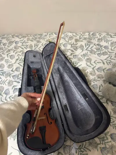 Violín clásico de madera en buen estado - miniatura 5