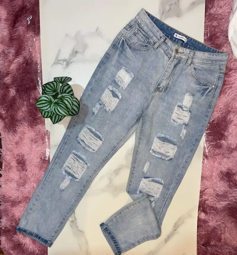 Jeans de mezclilla desgastados para mujer - 1