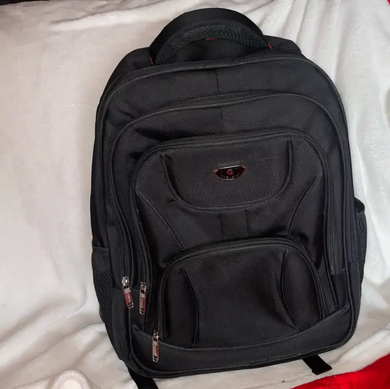 Mochila negra multiusos con múltiples compartimentos - 1