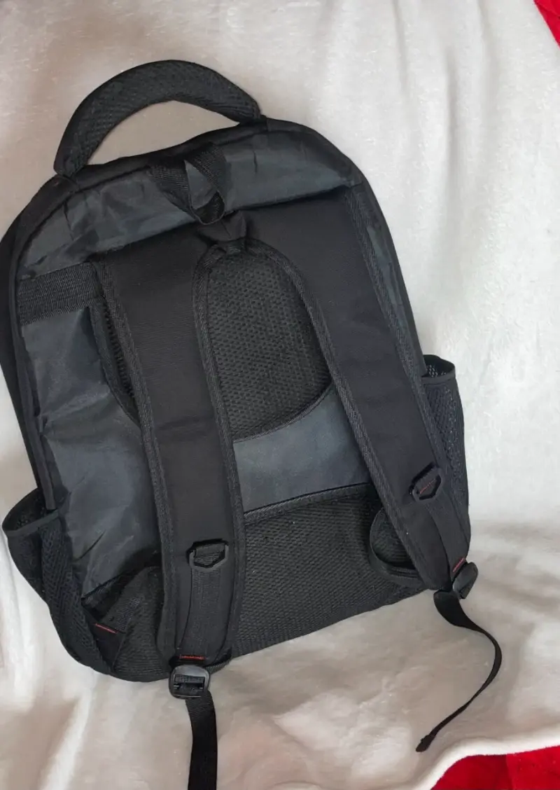 Mochila negra multiusos con múltiples compartimentos - 2