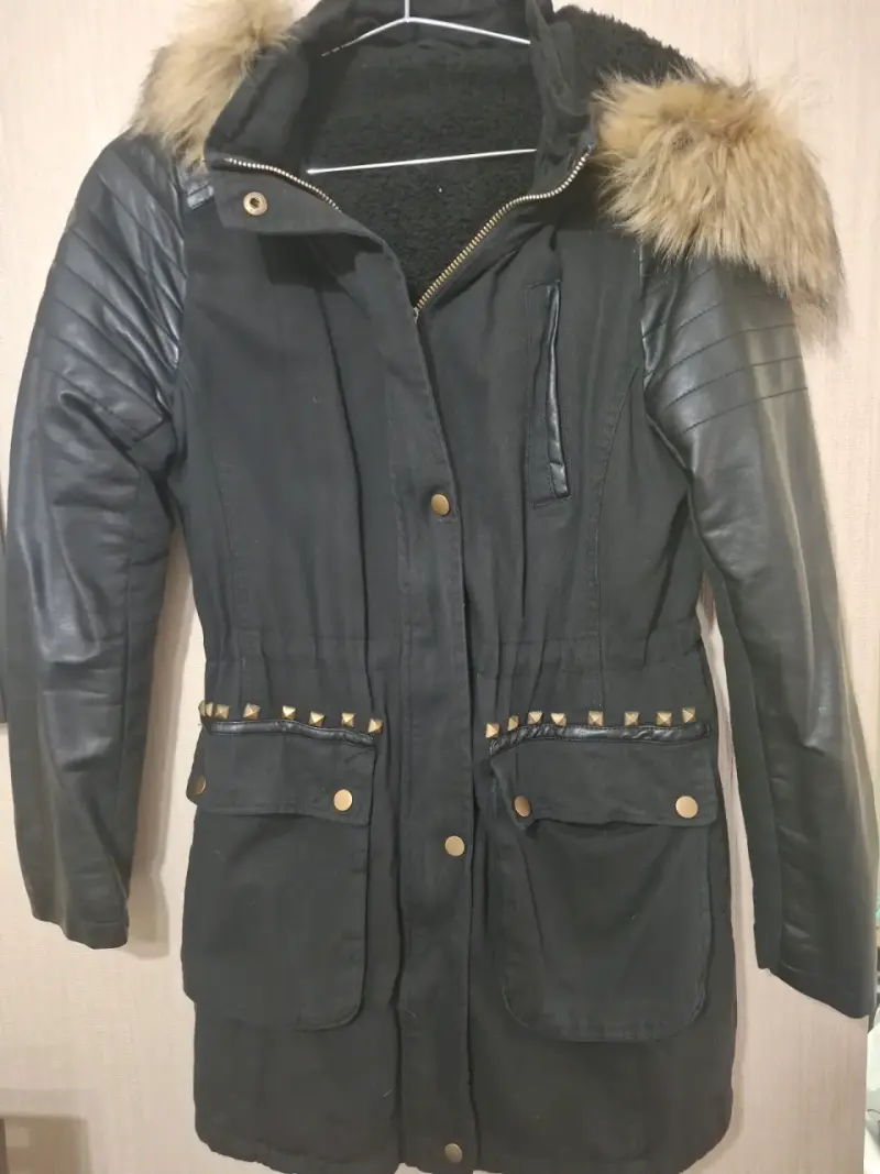 Chaqueta negra con capucha de piel sintética