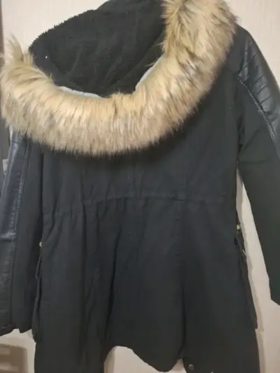 Chaqueta negra con capucha de piel sintética - miniatura 2