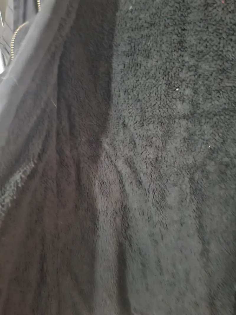 Chaqueta negra con capucha de piel sintética - 3