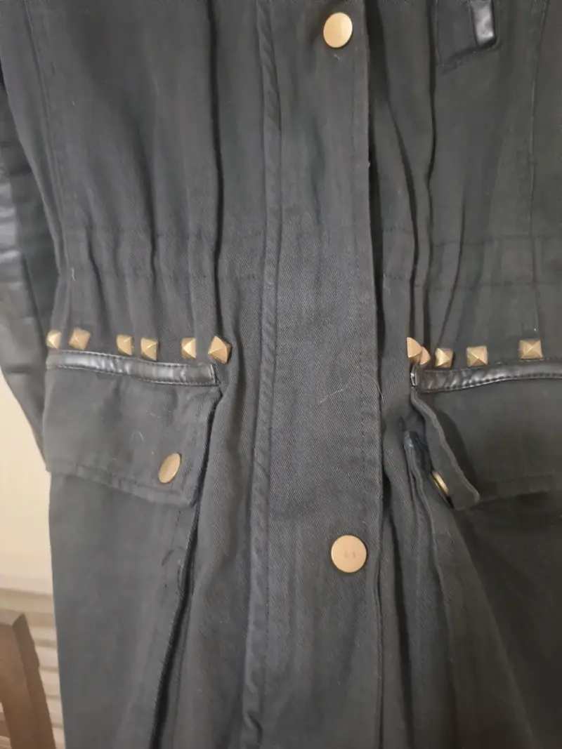 Chaqueta negra con capucha de piel sintética - 4