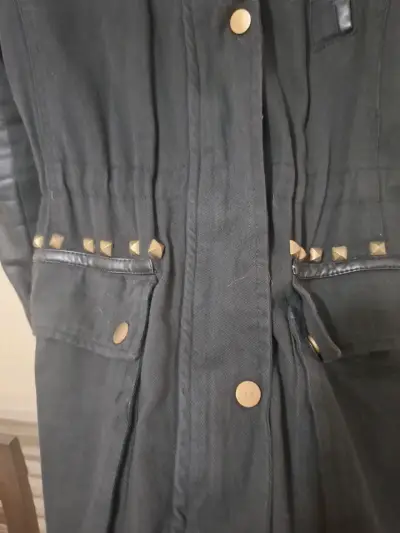 Chaqueta negra con capucha de piel sintética - miniatura 4