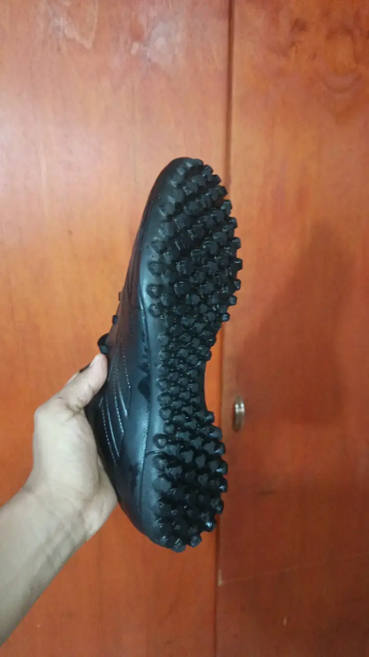 Zapatillas de fútbol con toperoles negros - 1