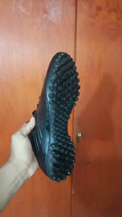 Zapatillas de fútbol con toperoles negros - miniatura 1