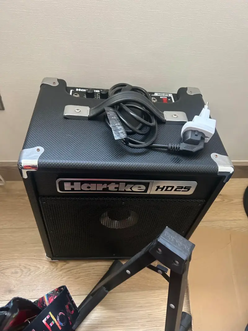 Bajo eléctrico Freeman  con amplificador - 2