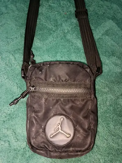 Bandolera negra Jordan con logo - miniatura 2