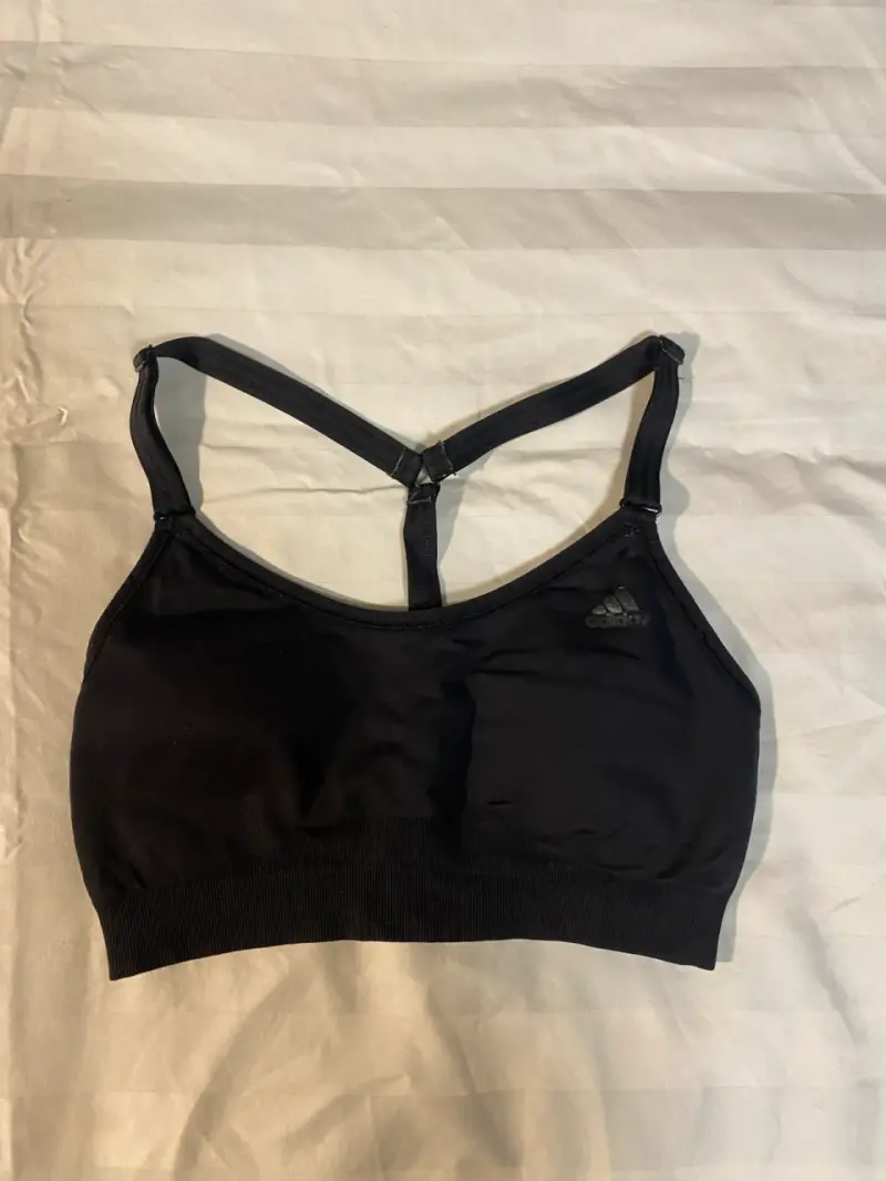 Top deportivo negro Adidas para mujer