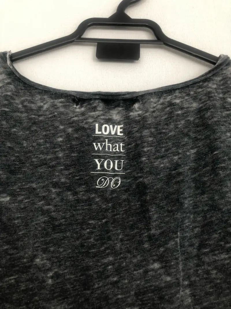 Polera gris Basement con mensaje motivacional - 2