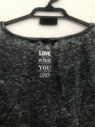Polera gris Basement con mensaje motivacional - miniatura 2