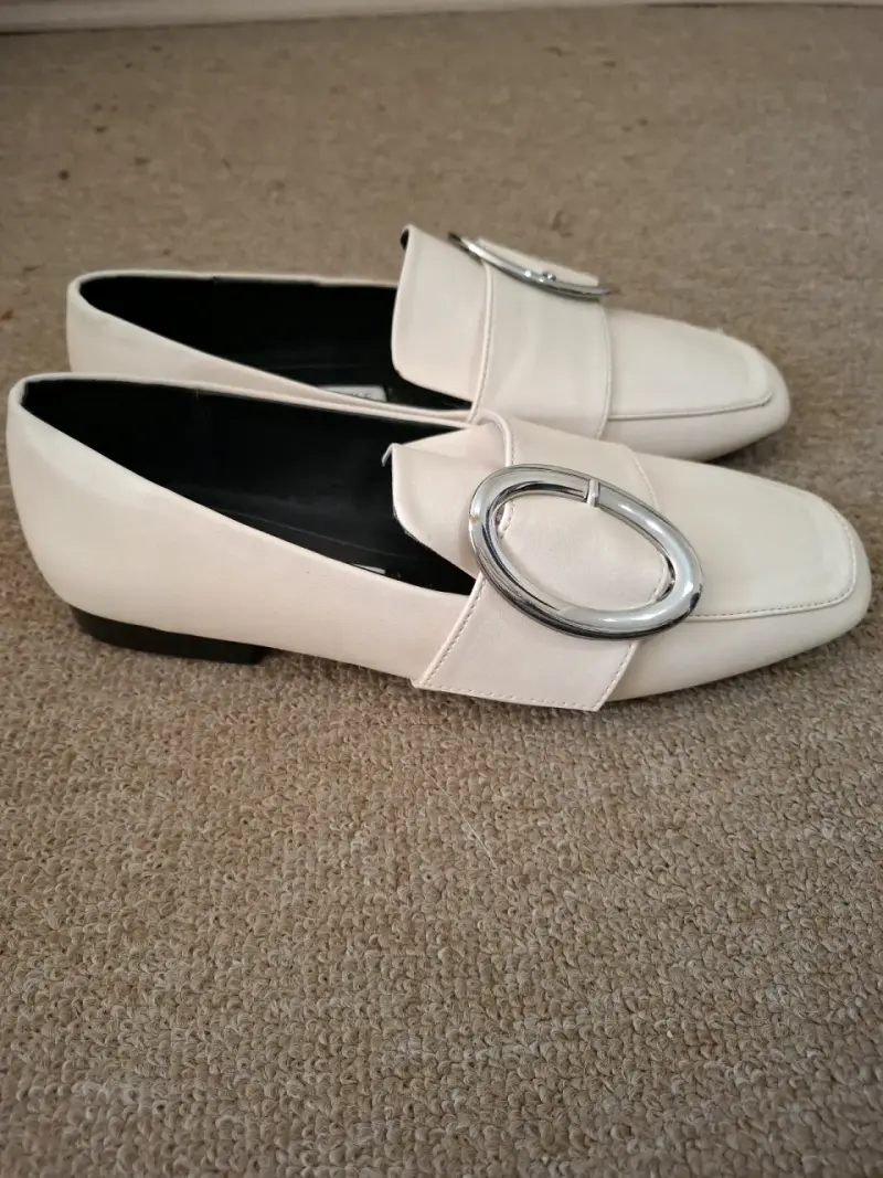 Zapatos planos con hebilla metálica