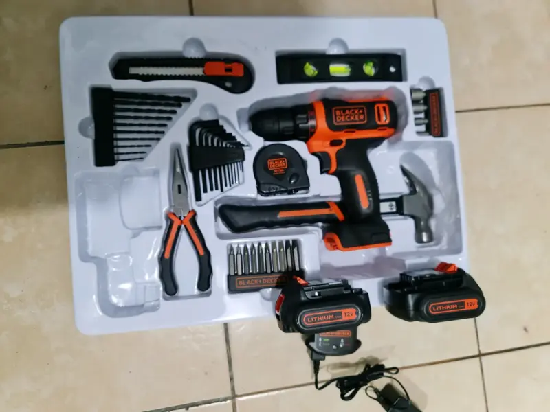 Kit de herramientas Black+Decker 12V con taladro - 4