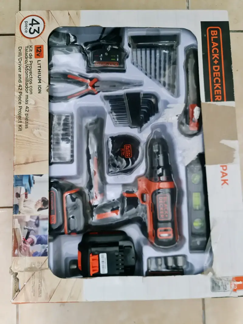 Kit de herramientas Black+Decker 12V con taladro - 6