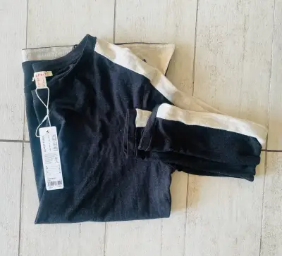 Polera ESPRIT xs negra con rayas laterales - miniatura 3