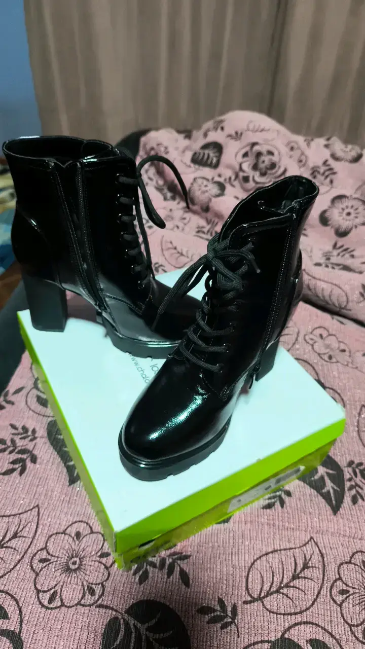 Botines de charol negro con tacón alto - 1