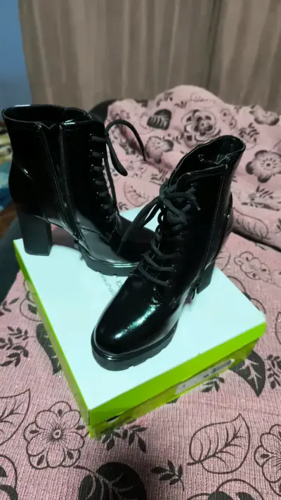 Botines de charol negro con tacón alto - miniatura 1