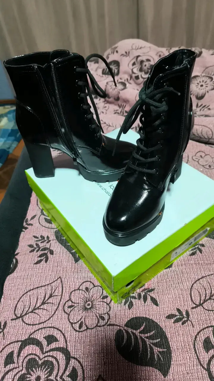 Botines de charol negro con tacón alto - 2