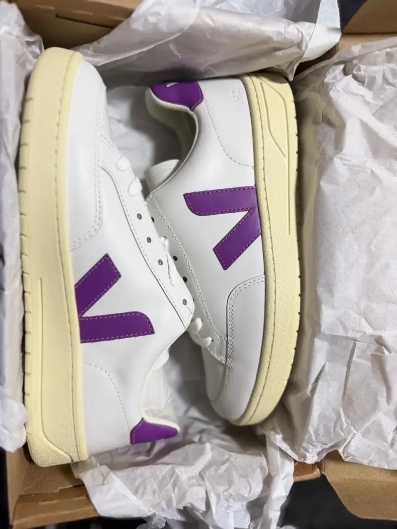 Zapatillas blancas con detalles morados Marca Veja - 4