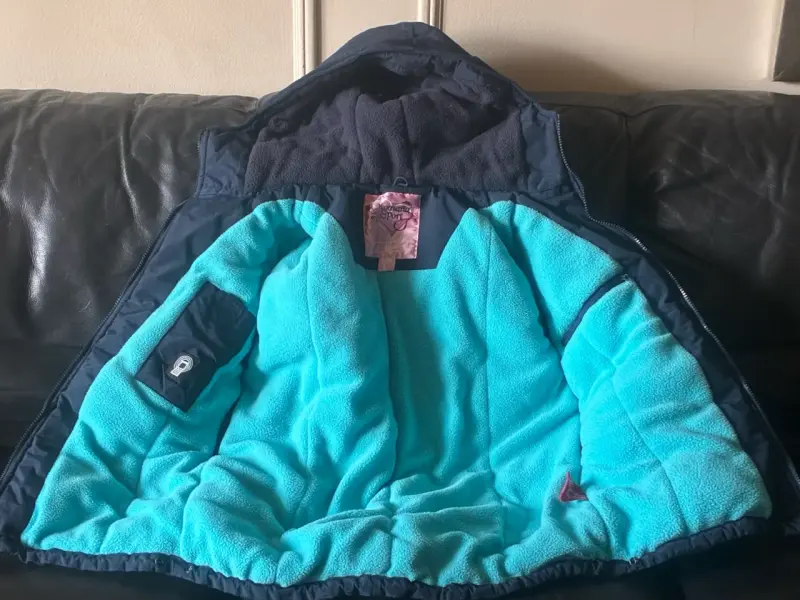 Parka azul c/capucha, forro polar. Casi sin uso. - 4