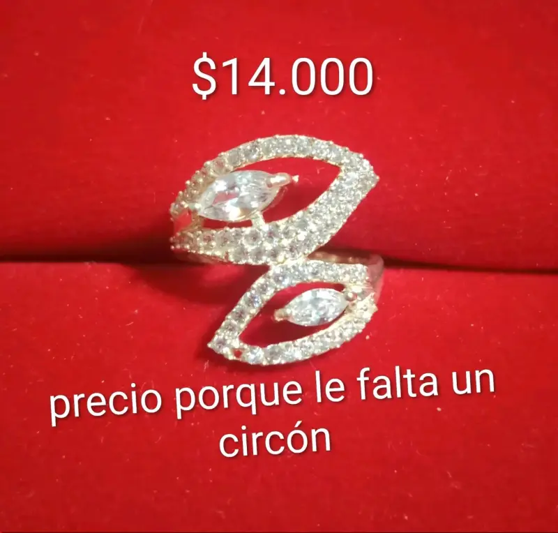 Anillo de plata con circones faltante